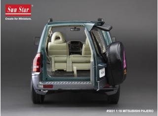 Mitsubishi Pajero V73, green metallic SunStar Metallmodell 1:18